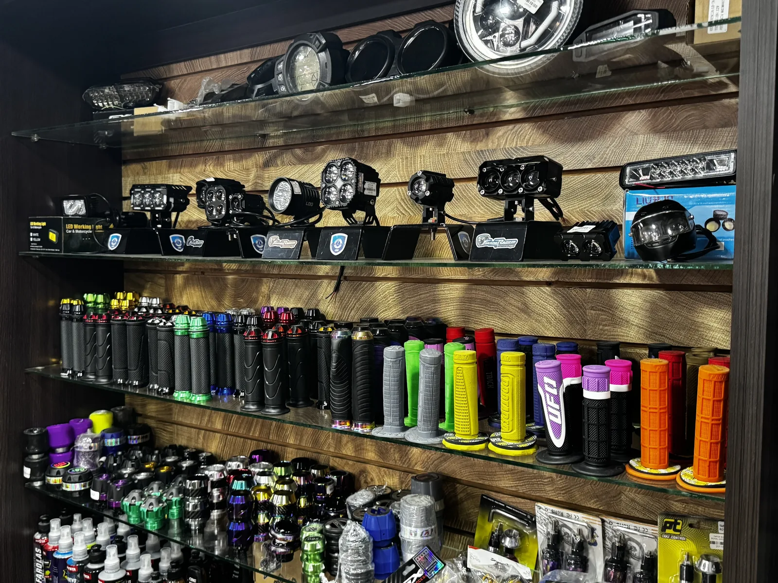 Luces LED, manillares y accesorios en vitrina