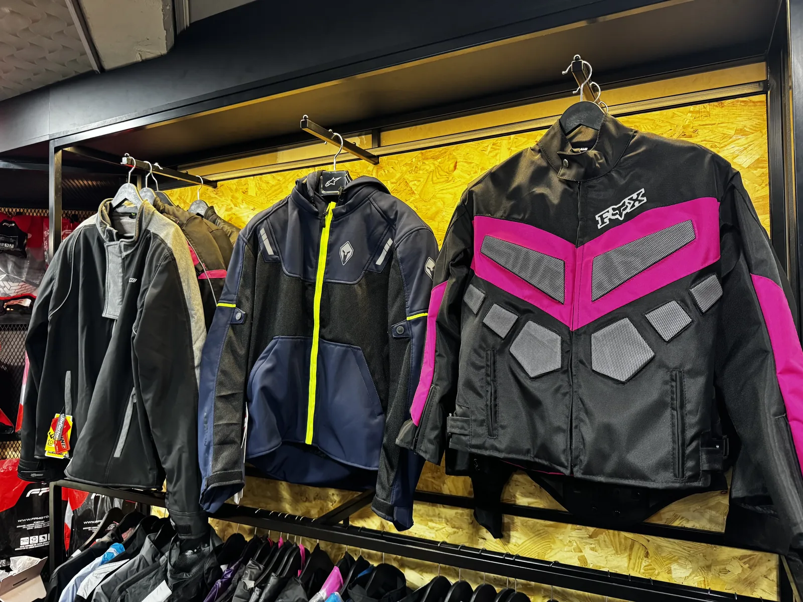 Chaquetas de motociclismo colgadas en la tienda