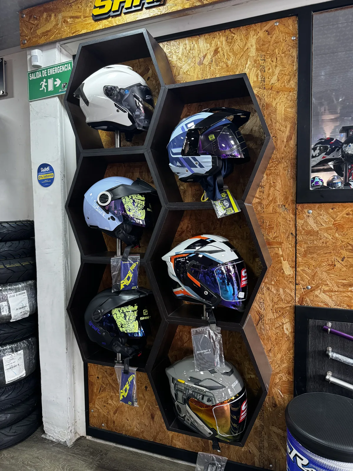 Cascos Shaft en exhibidor hexagonal