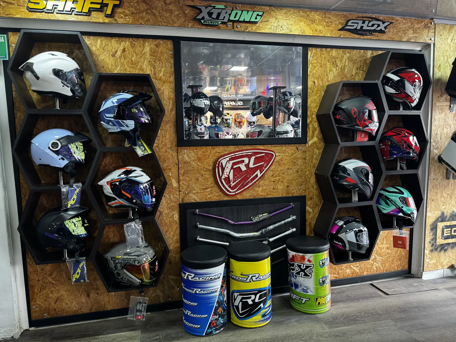 Pared de cascos con el logo de Forros Racing